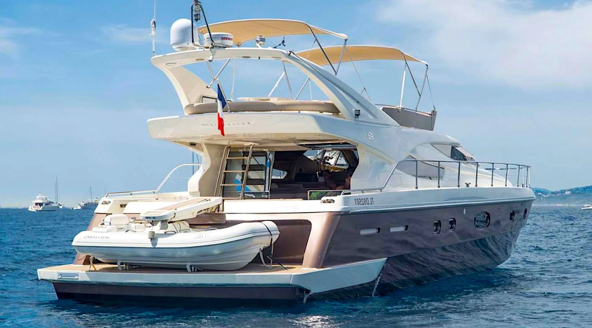 FERRETTI 620 yacht interior