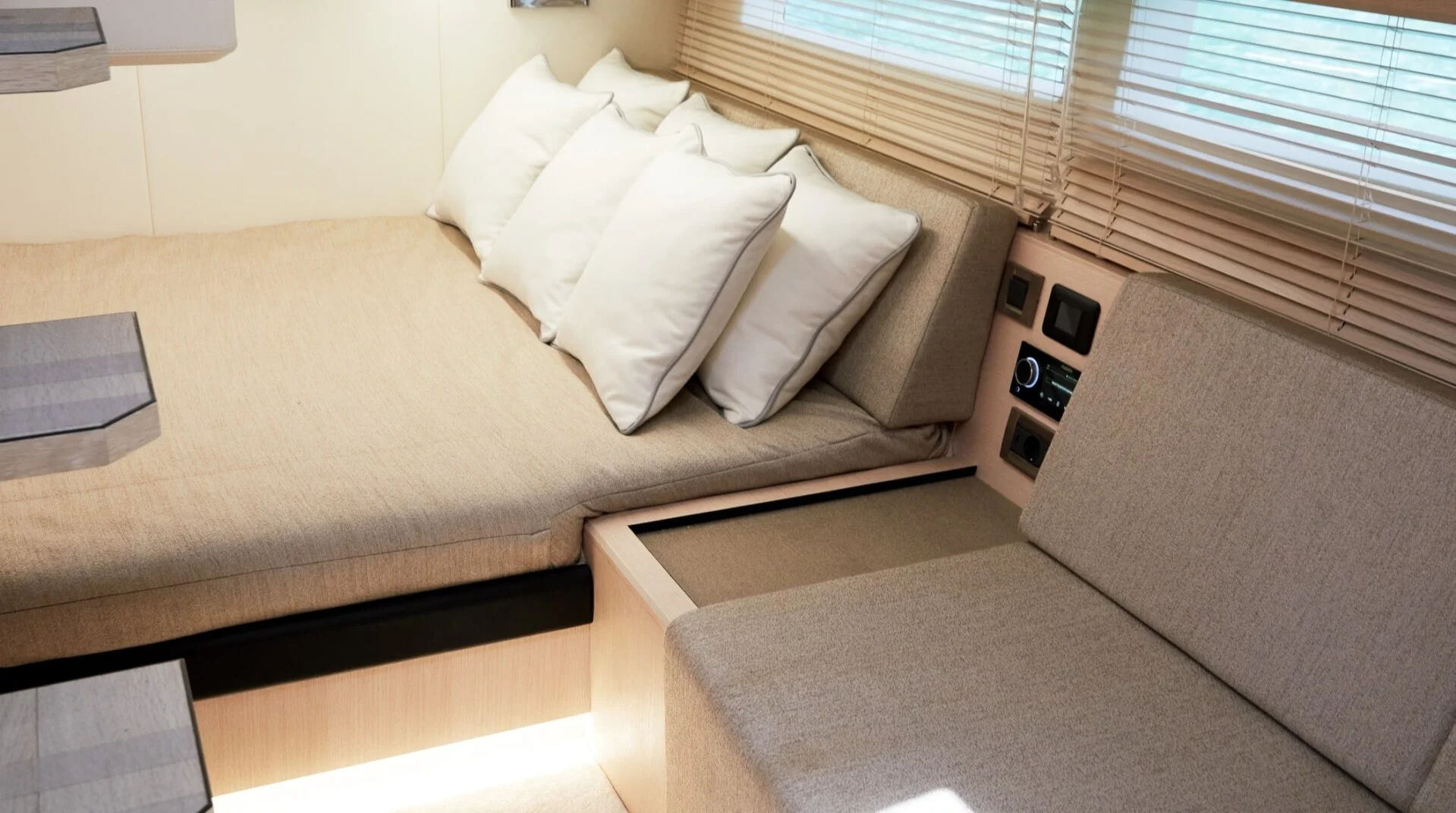 MED 42 yacht detail