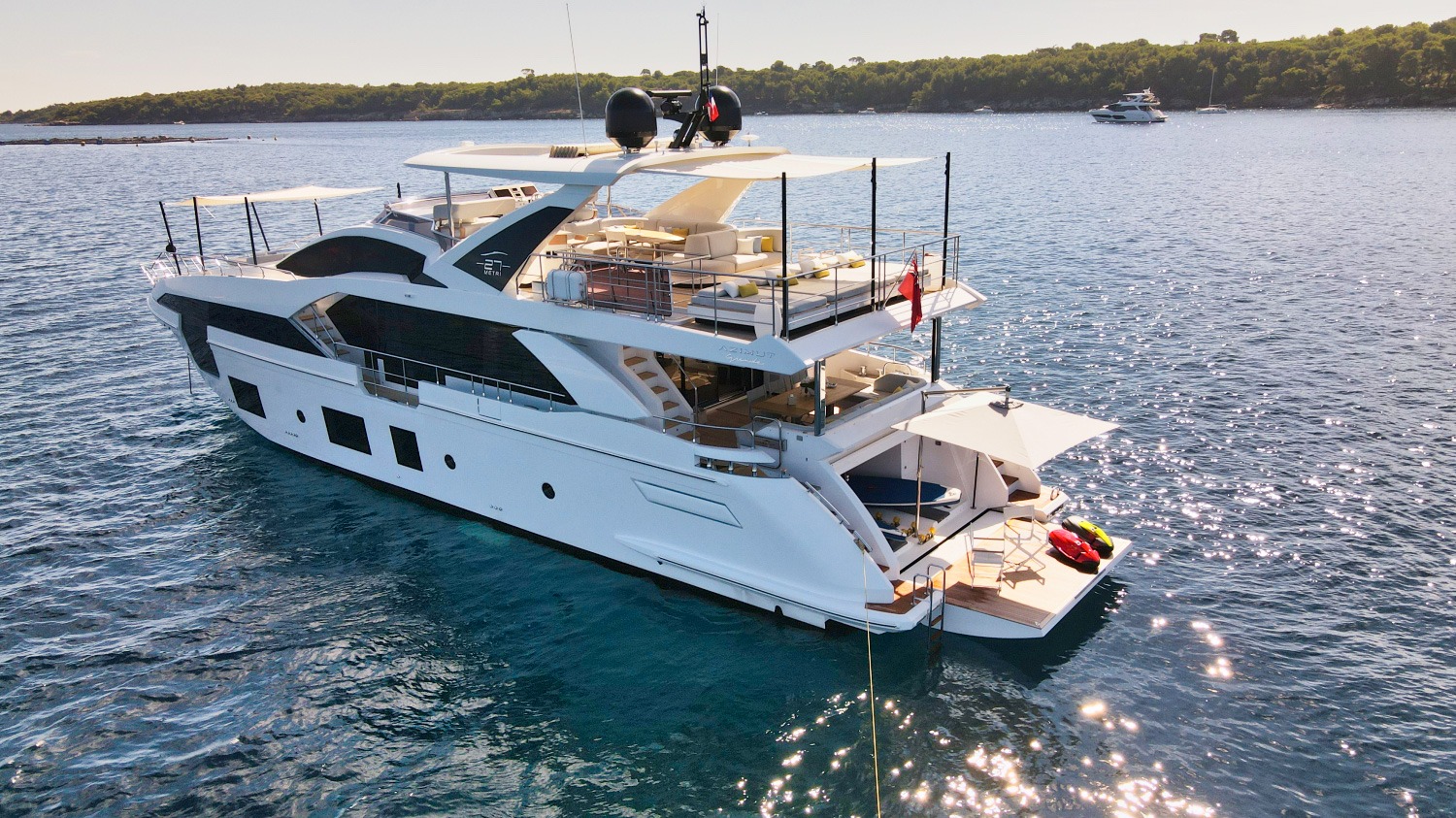 Wave yacht interior