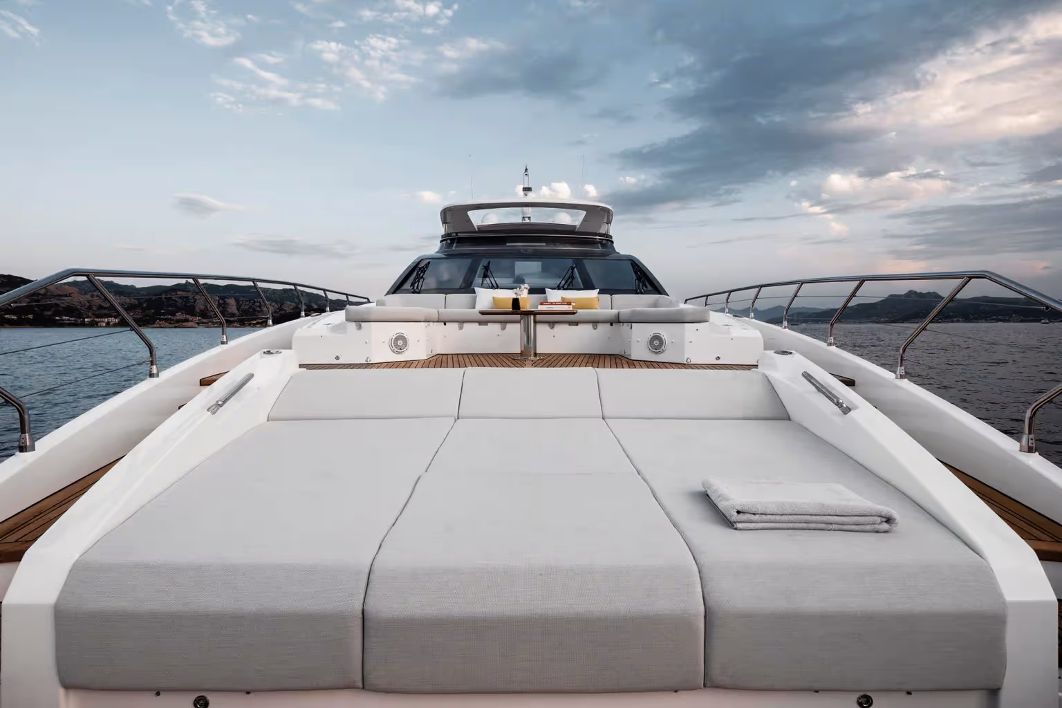 Wave yacht detail