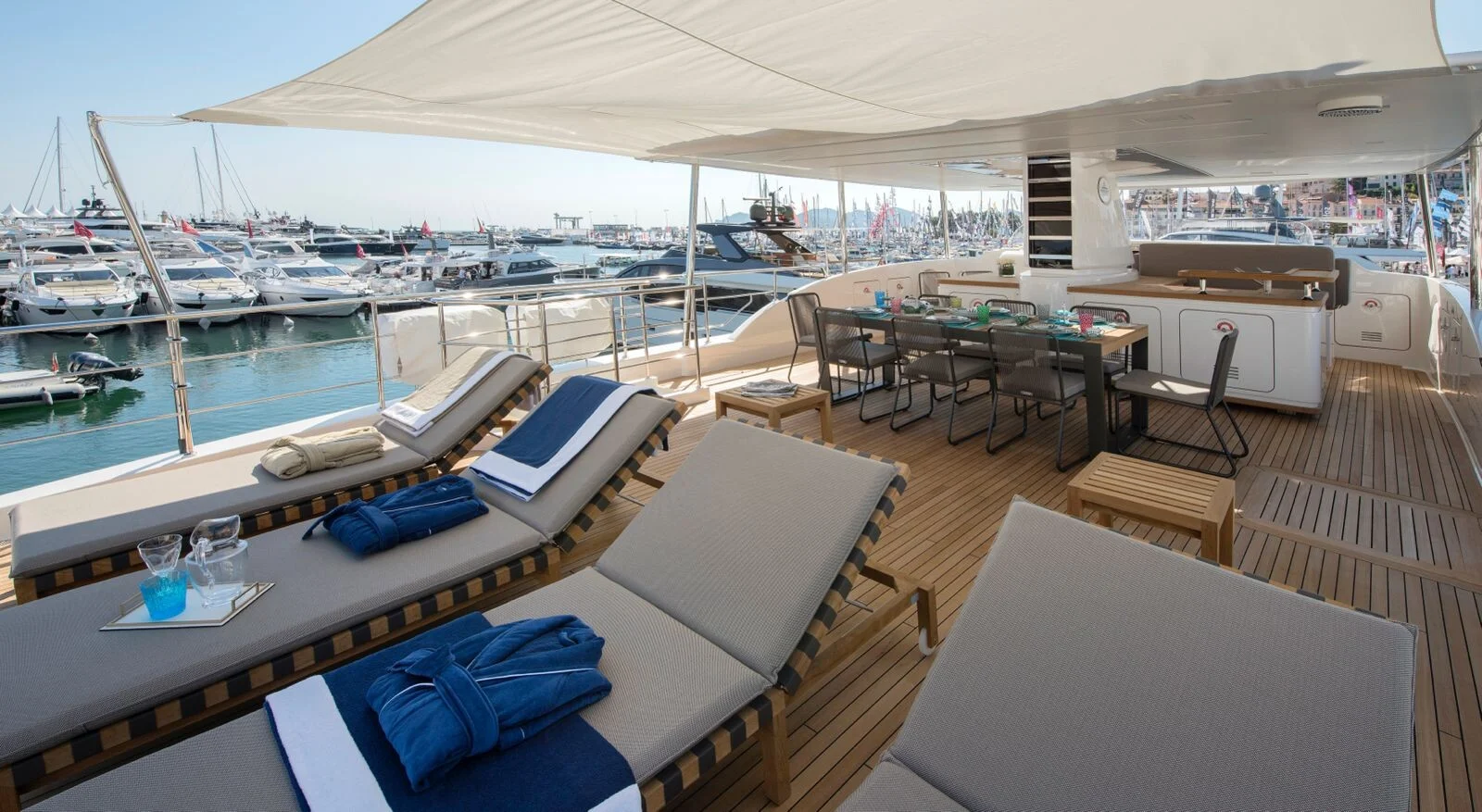 SANLORENZO SD 92 yacht interior