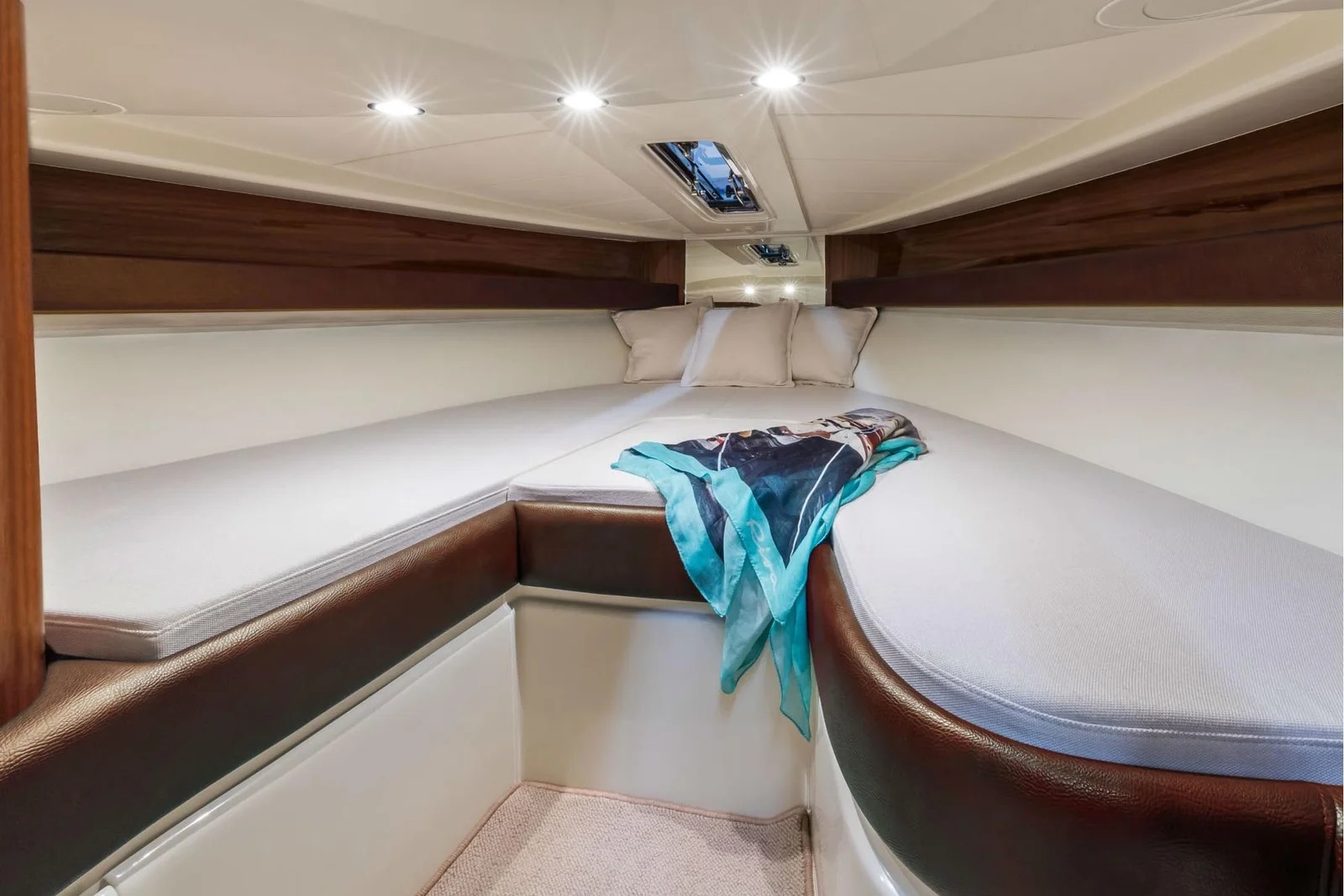 Aquariva 33 yacht interior