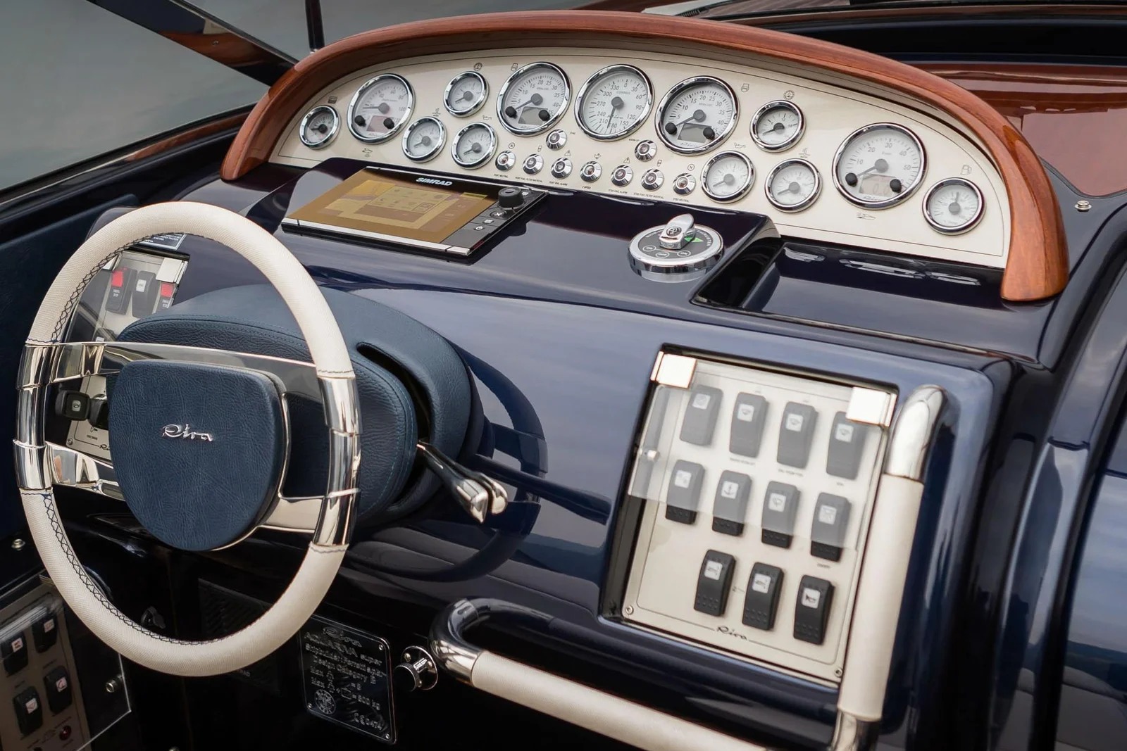Aquariva 33 yacht detail