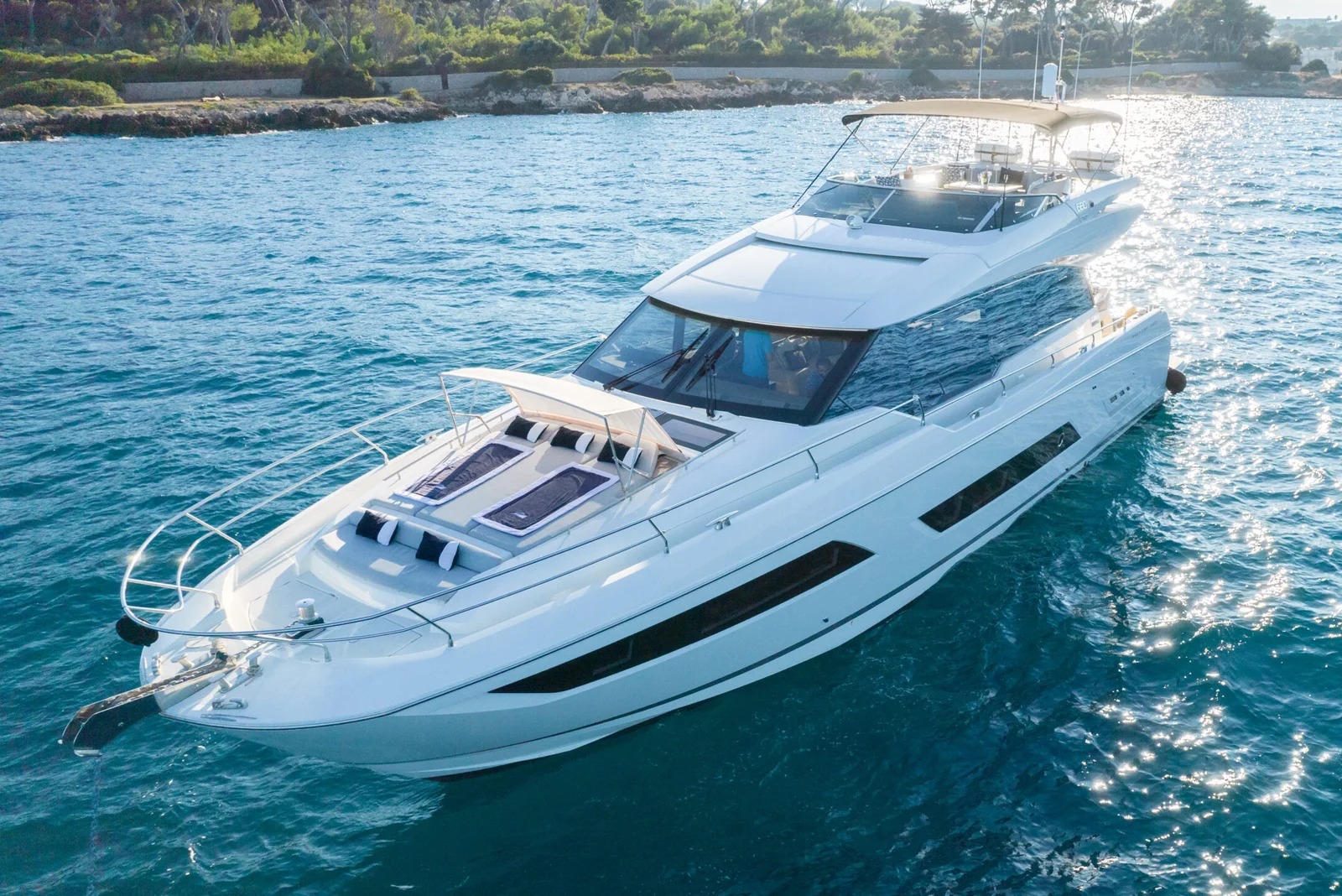 Prestige 680s yacht interior