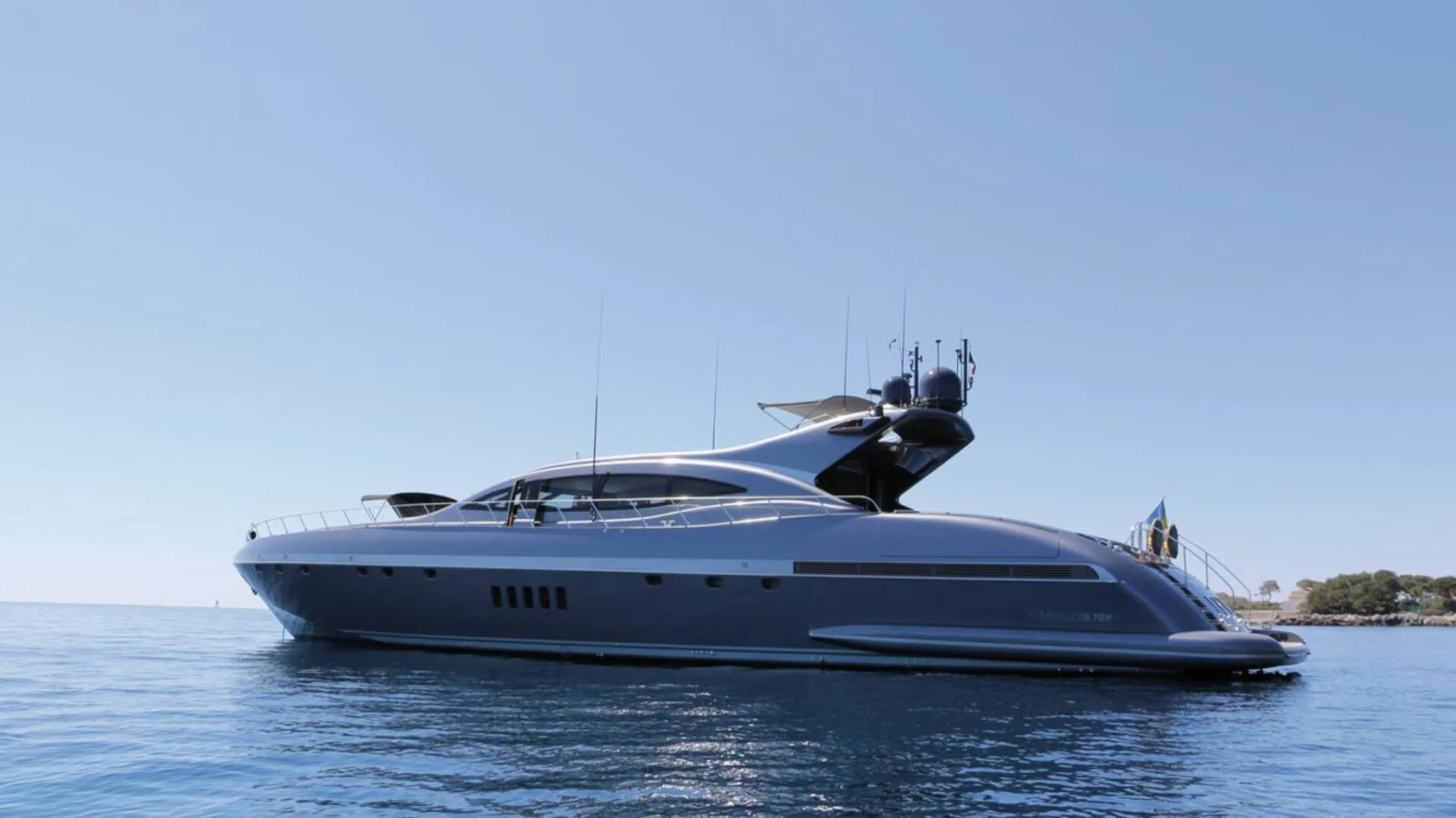 MANGUSTA 108 yacht detail