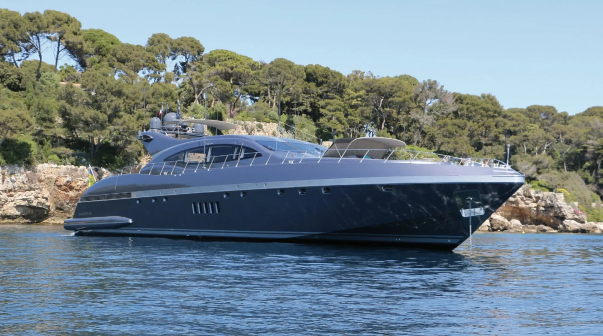 MANGUSTA 108 — 33m luxury yacht MANGUSTA 108 luxury yacht charter French Riviera