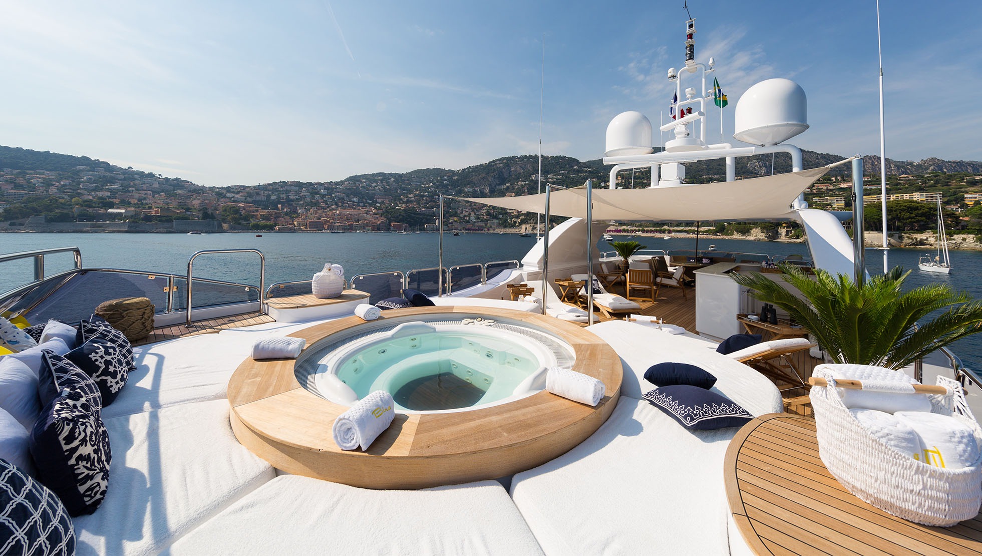 Bina yacht detail