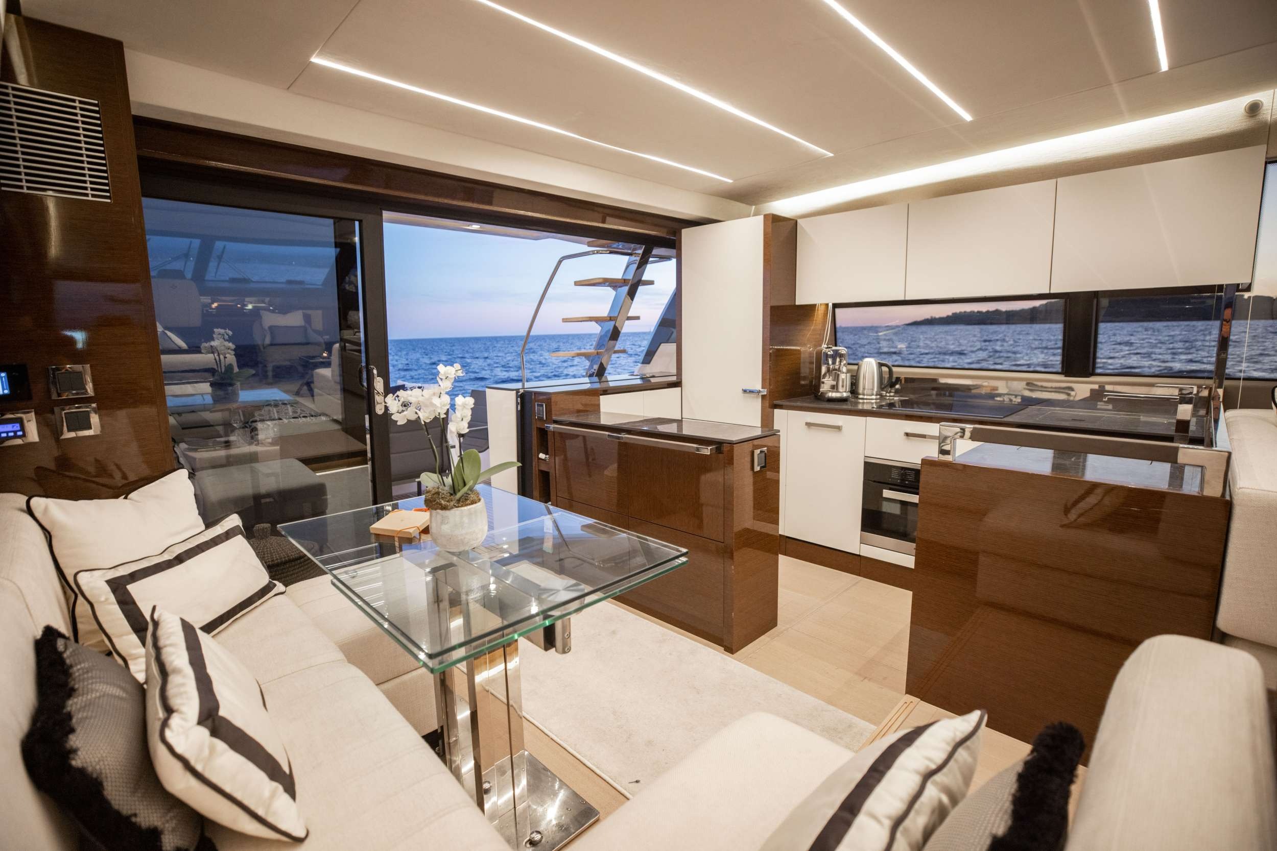 PRESTIGE 680 yacht interior