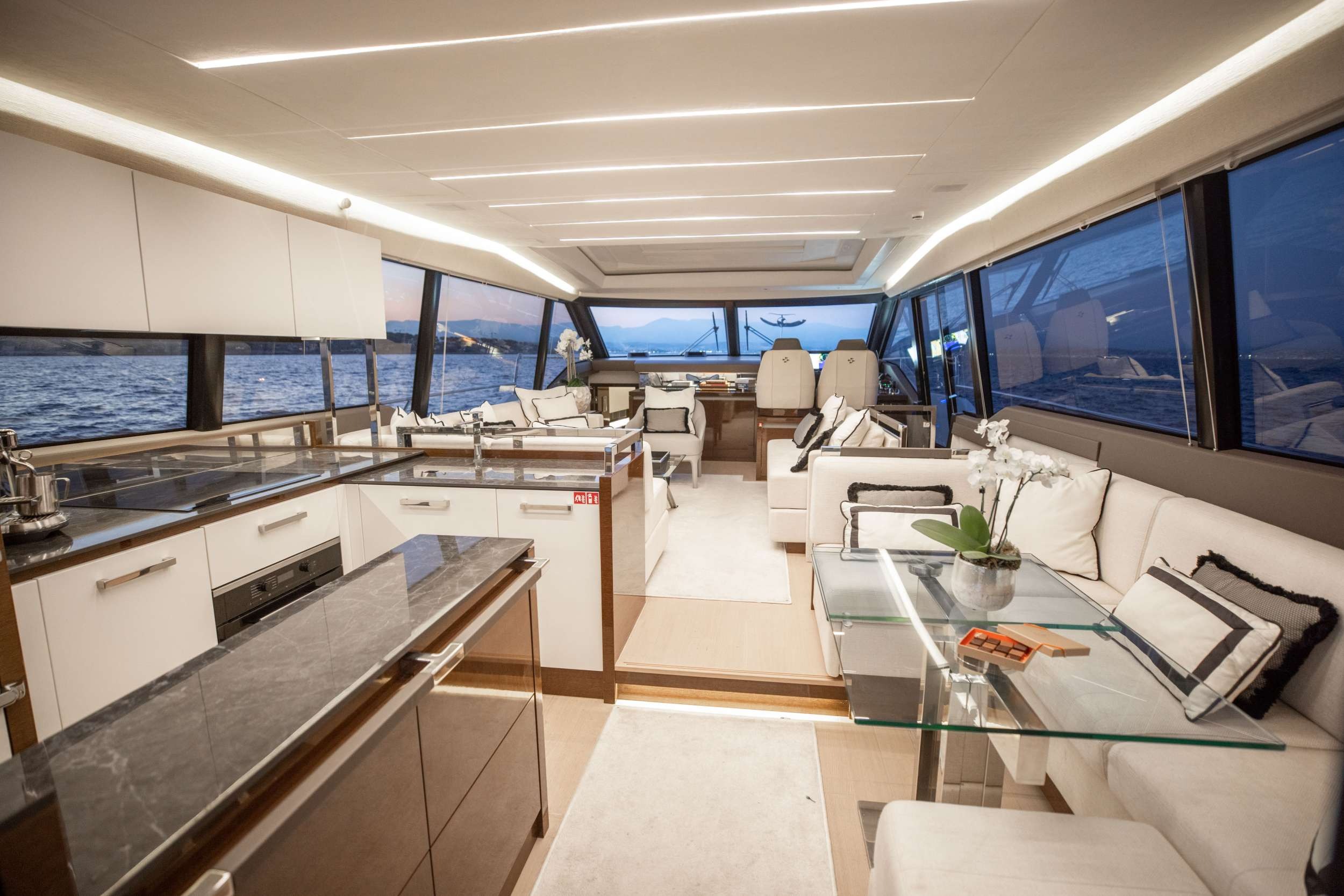 PRESTIGE 680 yacht detail