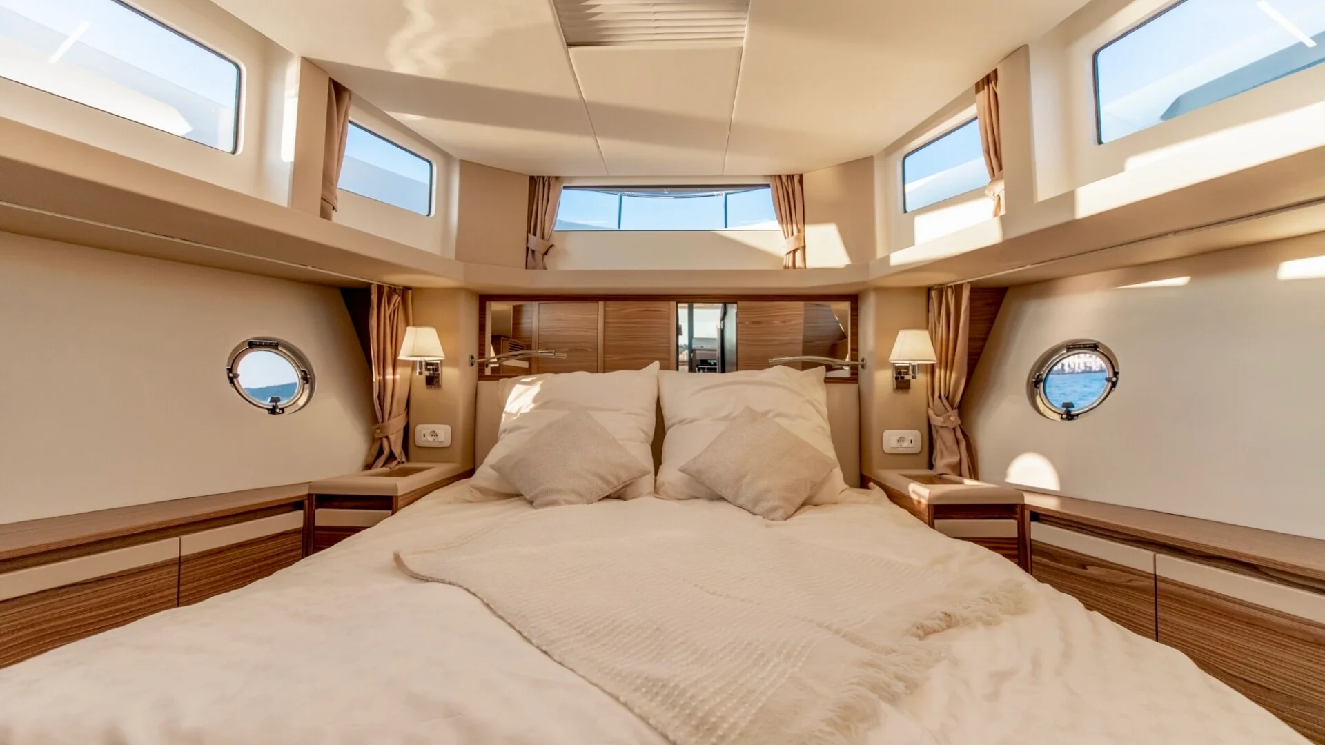 GREENLINE 45 yacht detail