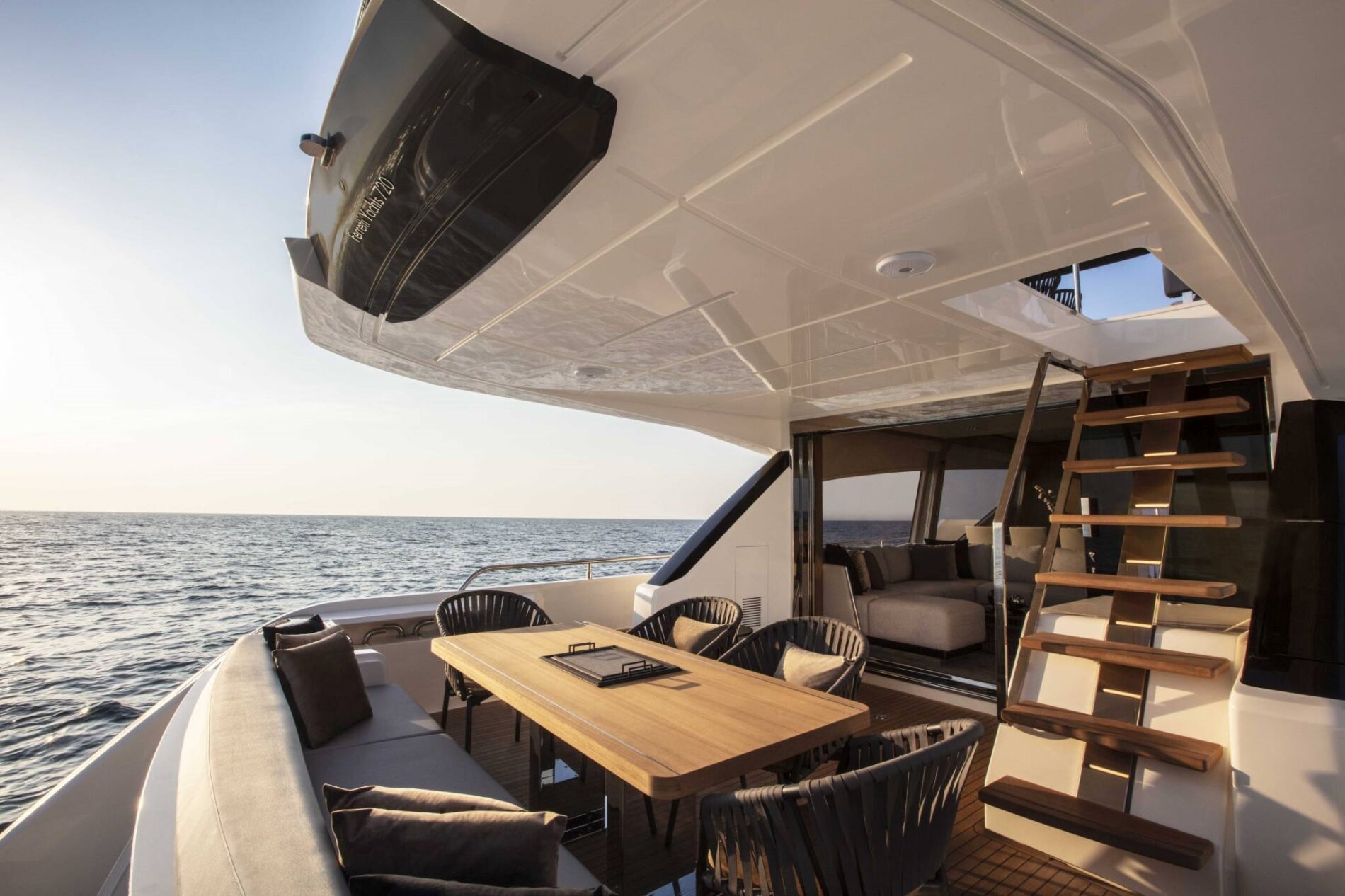 FERRETTI 720 yacht interior