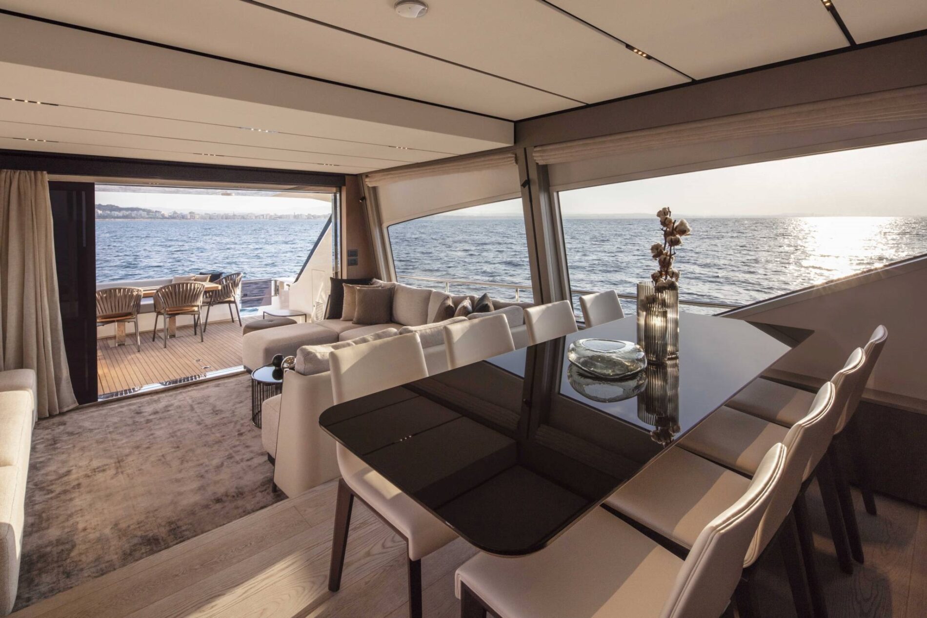 FERRETTI 720 yacht detail