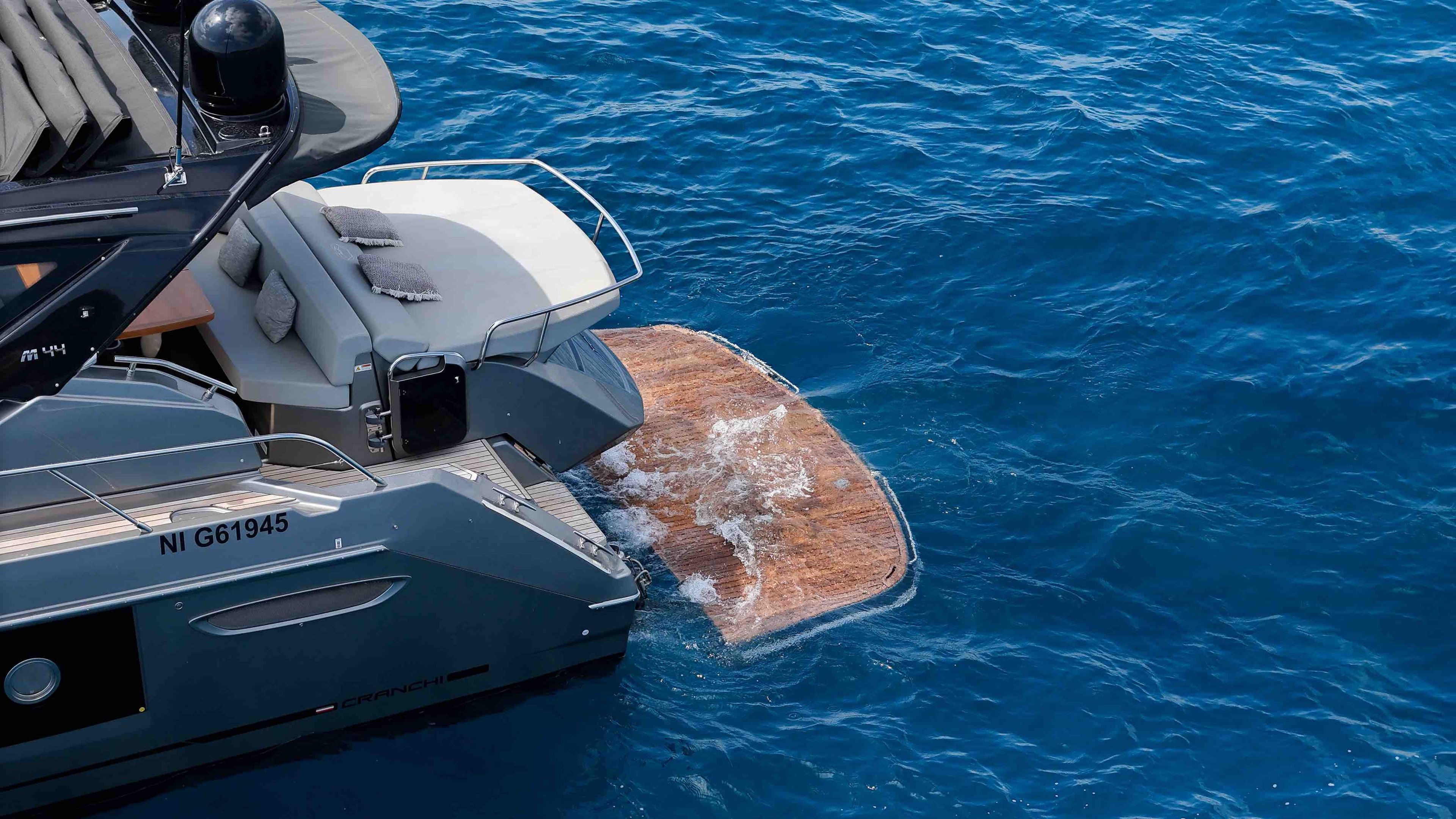 CRANCHI M44 yacht detail
