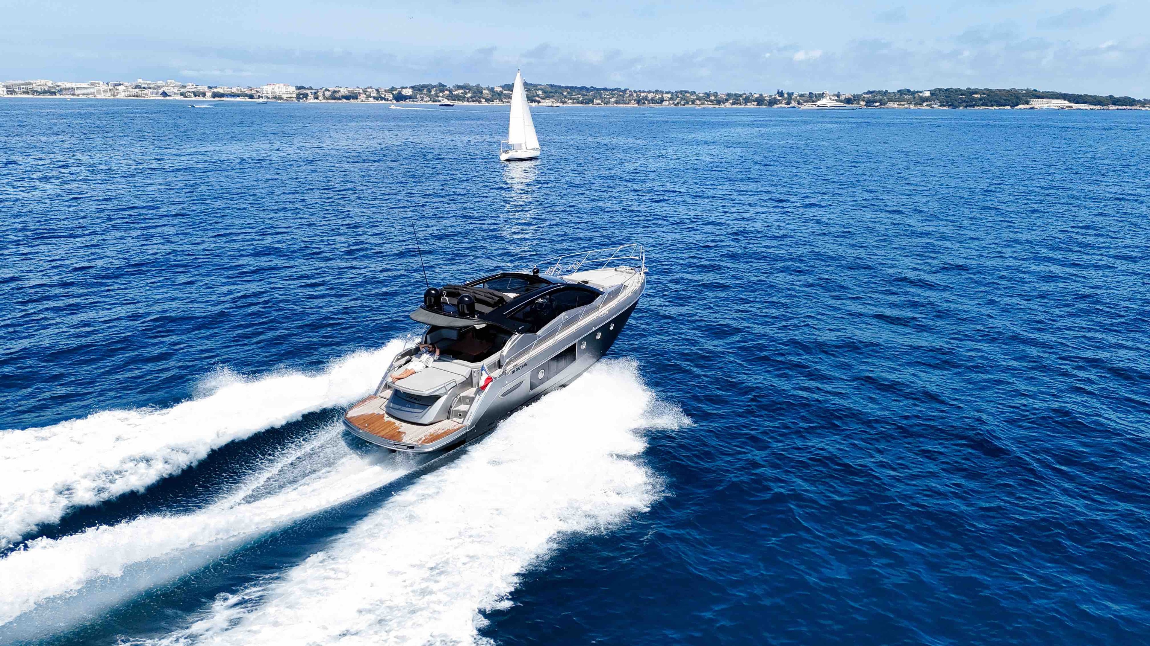 CRANCHI M44 — 15.49m luxury yacht CRANCHI M44 luxury yacht charter French Riviera