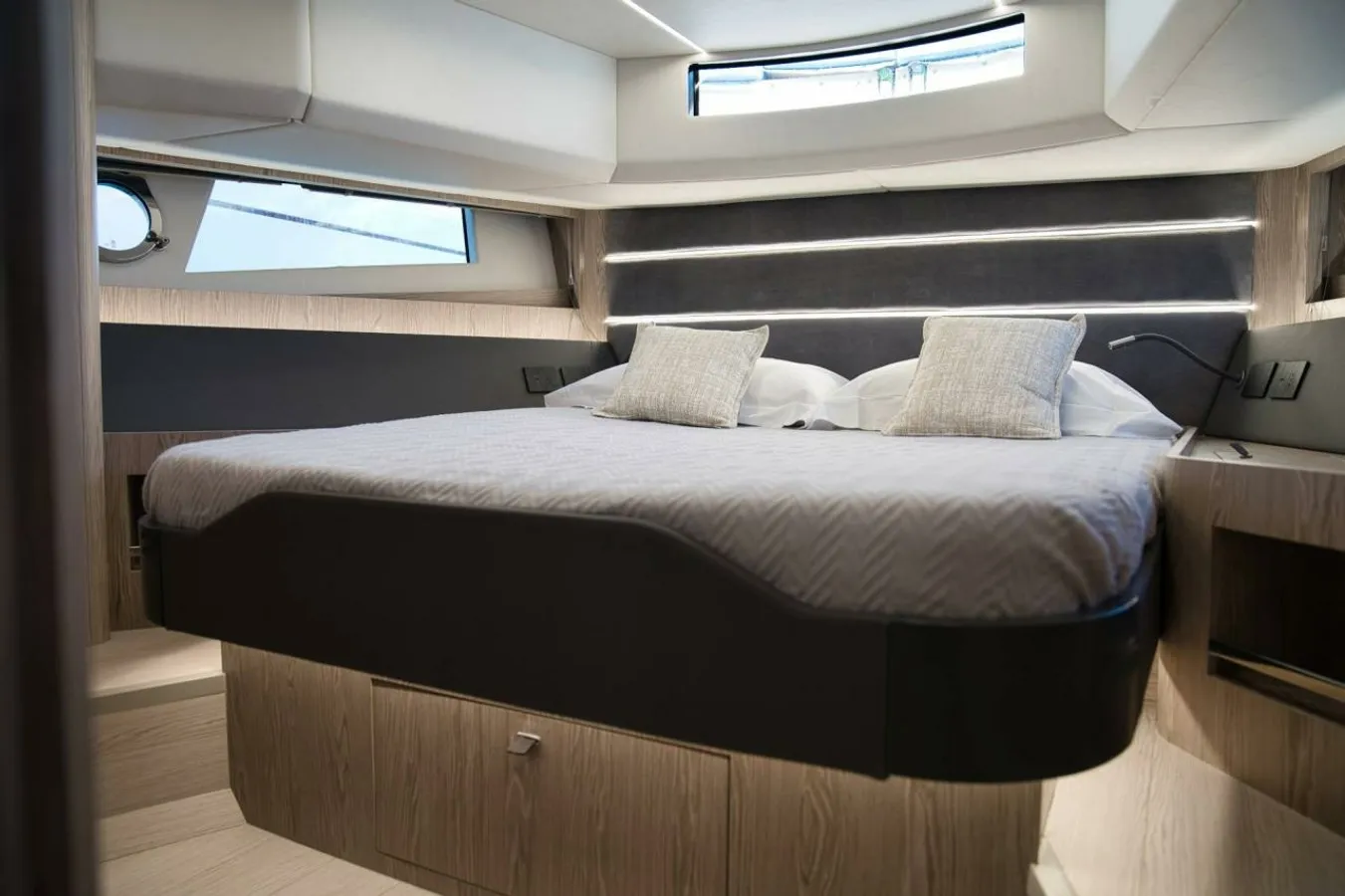 Pegase Cayman 540 yacht interior
