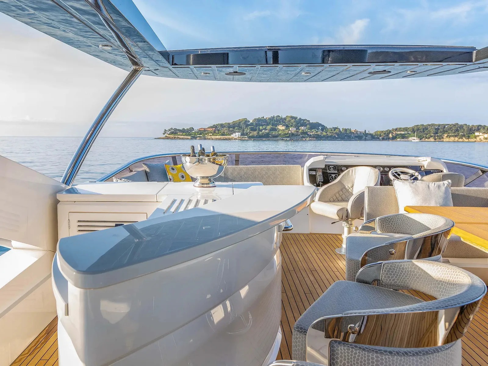 Sunseeker 86 yacht interior