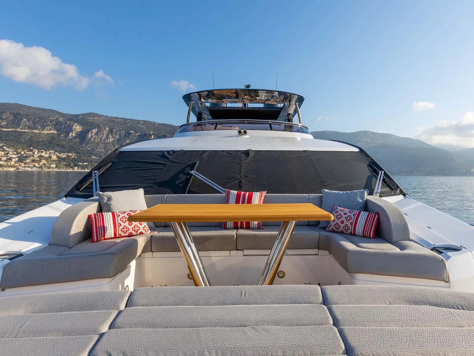 Sunseeker 86 yacht detail