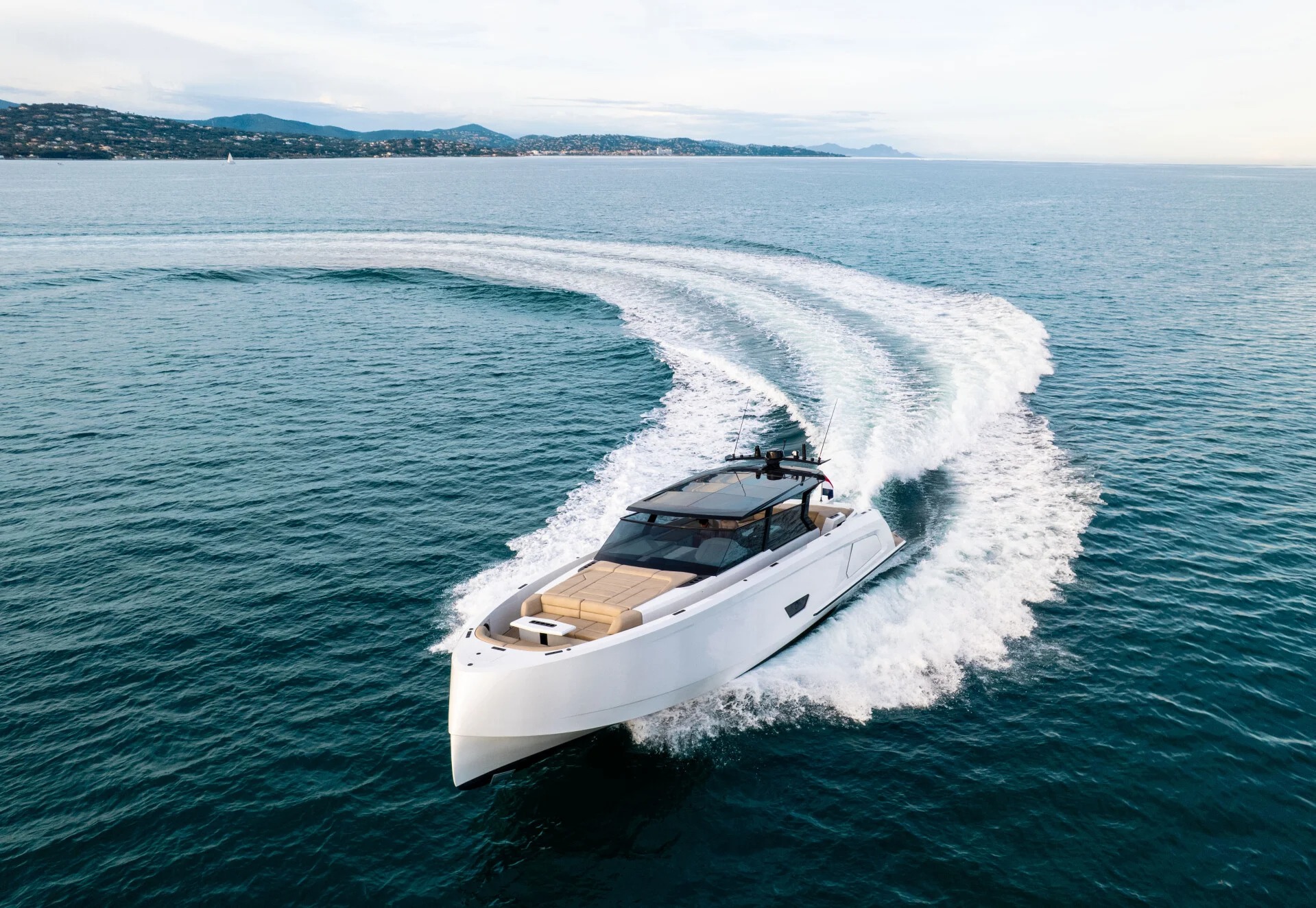 Vanquish 58 T-Top — 17.95m luxury yacht Vanquish 58 T-Top luxury yacht charter French Riviera